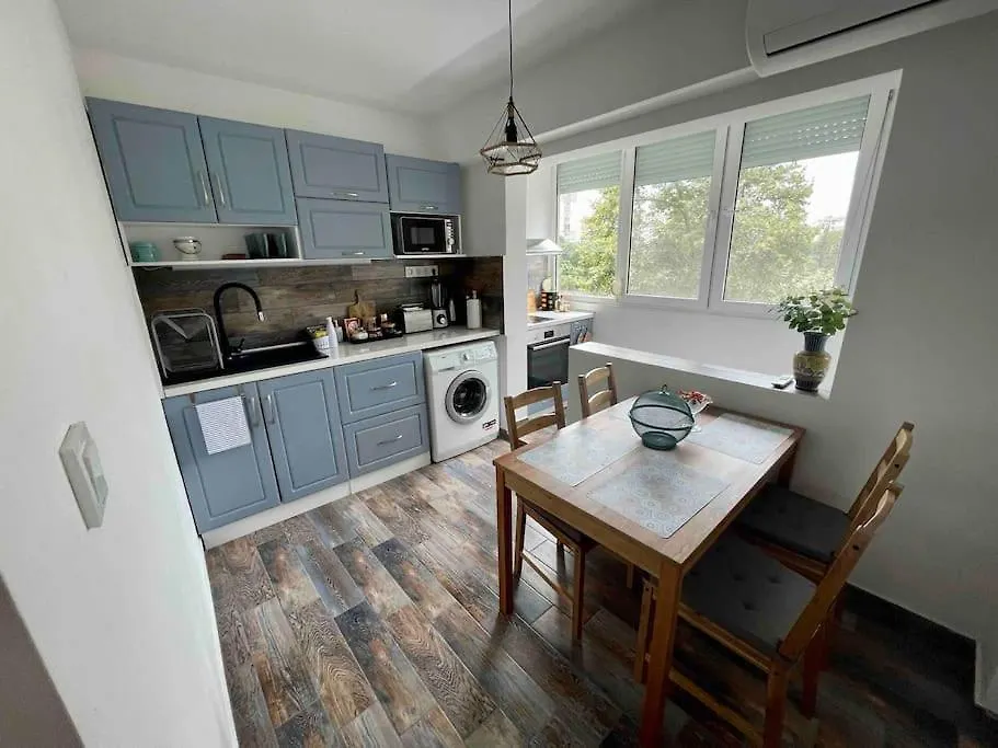 Sunny Seaside Retreat In Burgas Apartamento