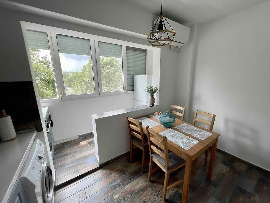 Sunny Seaside Retreat In Burgas Apartamento